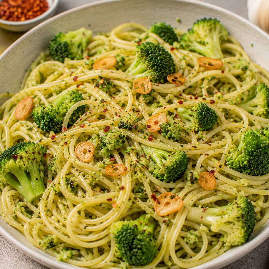 Spaghetti aglio e olio z brokułem